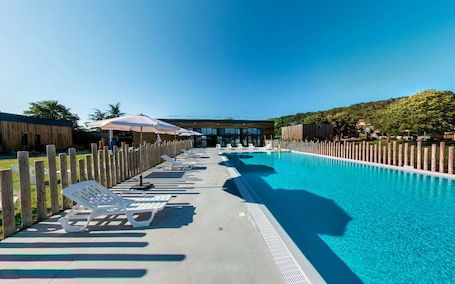 Una piscina techada, una piscina al aire libre de temporada