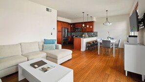 Televisión, libros y oficina 