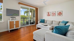 Televisie, boeken en een kantoor