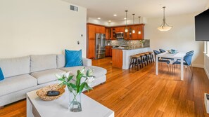 Televisión, libros, oficina