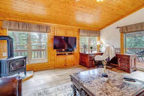 TV, fireplace, Netflix, streaming services - 330760: Home w/ Hot Tub - 11 Mi to Rainbow Falls (Woodland Park)