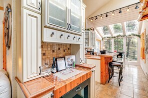 Réfrigérateur, micro-ondes, plaque de cuisson, lave-vaisselle