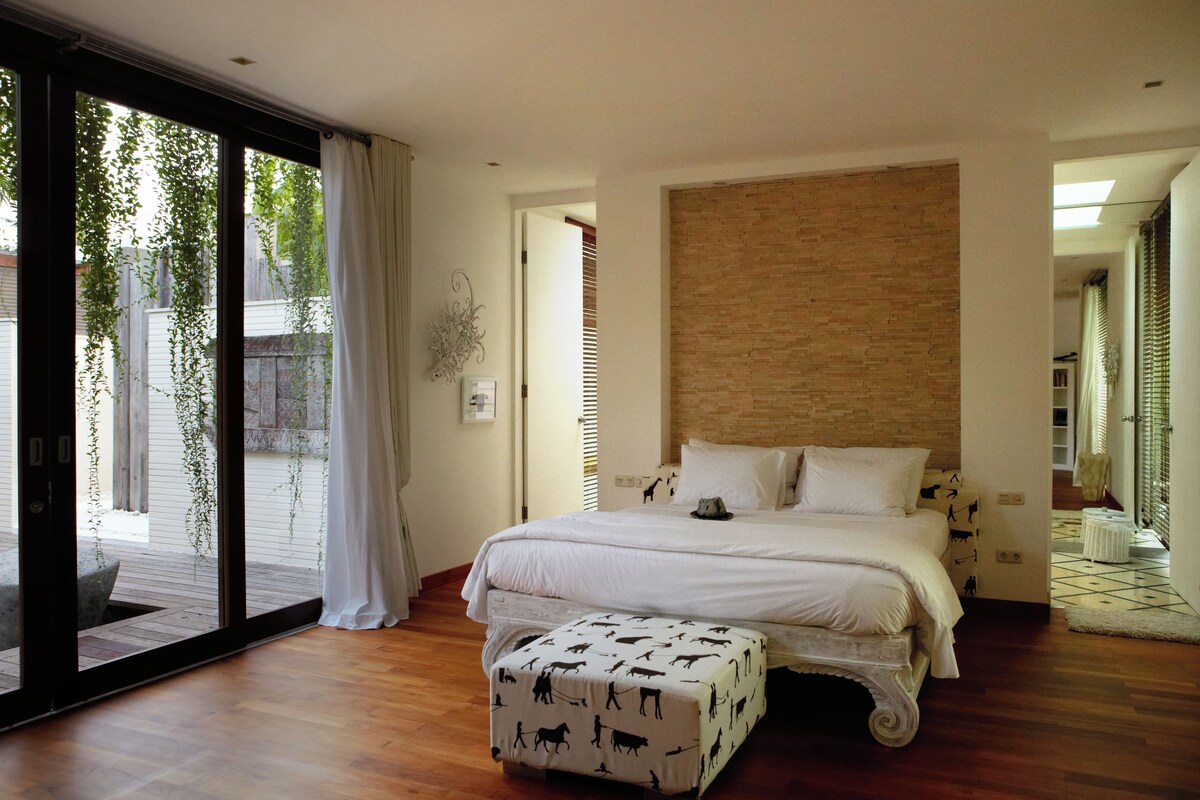 Cunas, camas extra, wifi gratis y ropa de cama 
