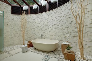 Articles de toilette gratuits, sèche-cheveux, peignoirs