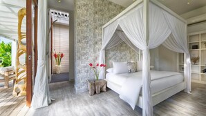 Une chambre à coucher avec un lit à baldaquin, un mur en pierre et un plancher en bois.