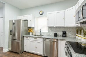 Casa Confort | Cocina privada | Refrigerador con congelador, microondas, horno y parrilla de estufa 