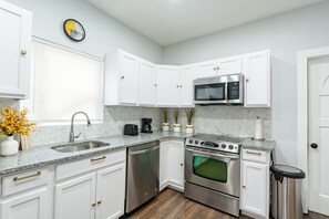 Comfort House | In-room dining - Pool Home In The Heart Of Tampa (Tampa)