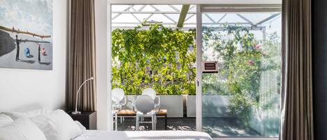 2 bedrooms, desk, iron/ironing board, travel crib