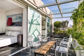 2 chambres, bureau, fer et planche à repasser, lit de bébé portatif