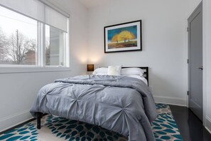 3 室のベッドルーム、デスク、アイロン / アイロン台、旅行用ベビーベッド