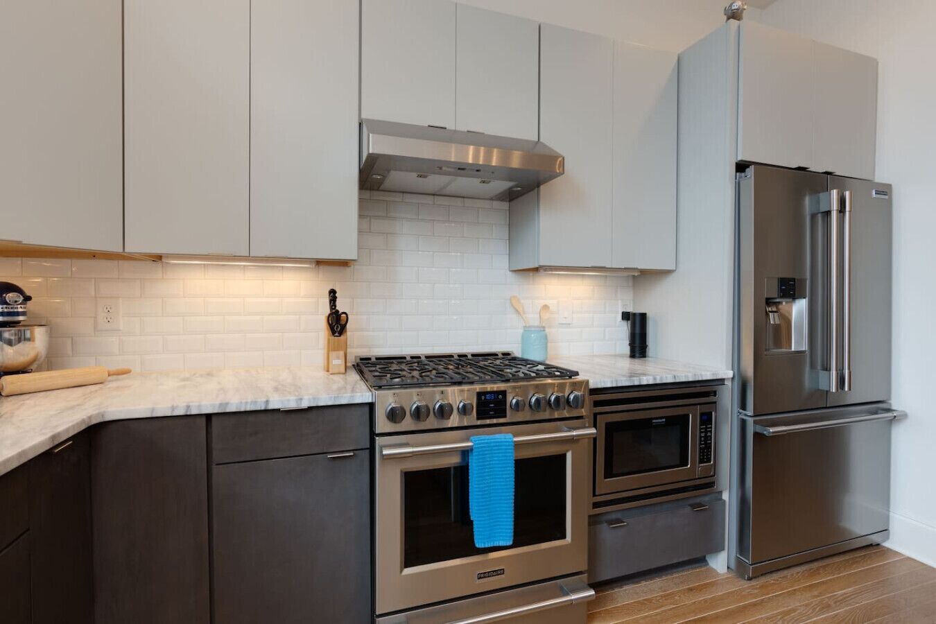 冷蔵庫、電子レンジ、オーブン、コンロ