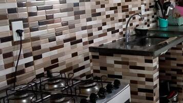 Réfrigérateur, micro-ondes, batterie de cuisine, vaisselle et ustensiles