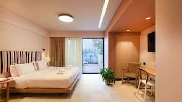 Deluxe Studio | 1 bedroom, premium bedding, in-room safe, individually decorated