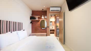 Executive Apartment | Premium bedding, in-room safe, individually decorated, desk