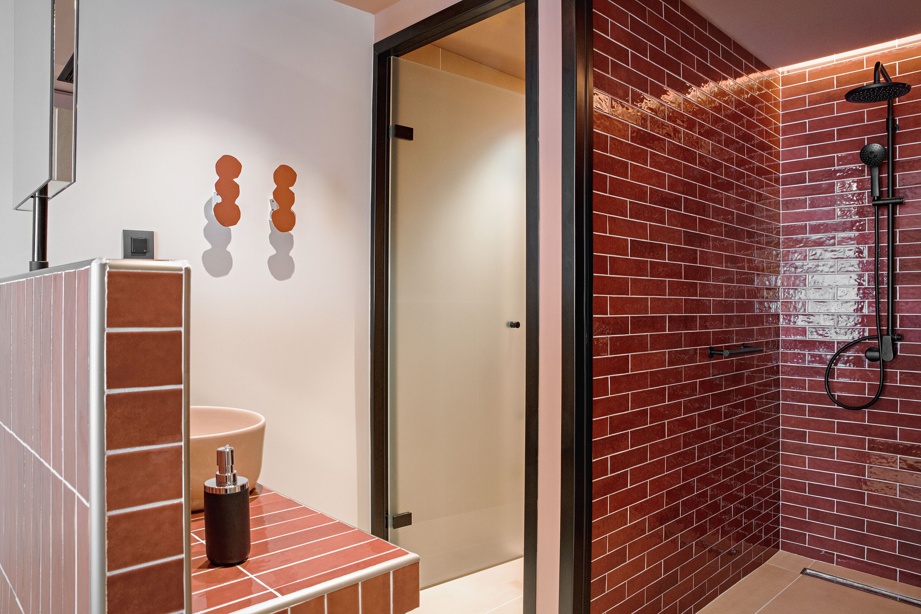 Un baño moderno con ducha, inodoro y lavamanos.