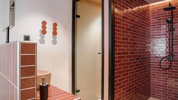 Un baño moderno con ducha, inodoro y lavamanos.