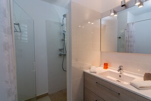 Shower, hair dryer, towels