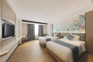 Une chambre d’hôtel avec deux lits, un téléviseur à écran plat, un bureau et une grande fenêtre.