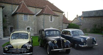 LOVERS OF "THE CHIC COUNTRYSIDE"- AN 18TH CENT INN IN BURGUNDY