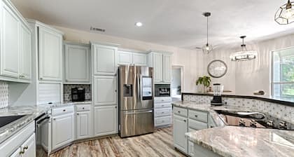 Heated Pool, Hot tub, 19 beds, Pickleball, 2 Game Rooms, Arcades