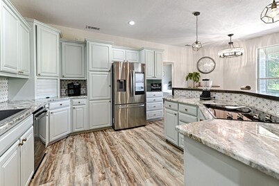 Heated Pool, Hot tub, 19 beds, Pickleball, 2 Game Rooms, Arcades