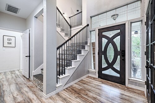 Hot Tub, Heated Pool, 19 beds, Pickleball, 2 Game Rooms, Arcades