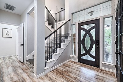 Hot Tub, Heated Pool, 19 beds, Pickleball, 2 Game Rooms, Arcades