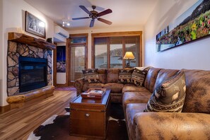 Televisión y chimenea