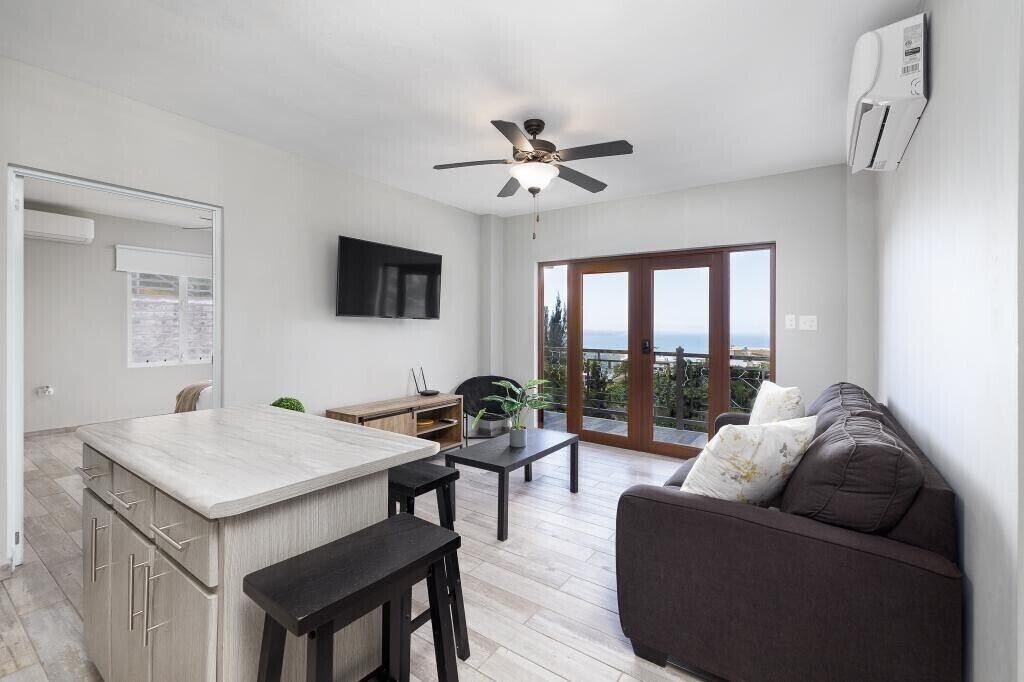 Un apartamento moderno con cocina, comedor y balcón con vistas.