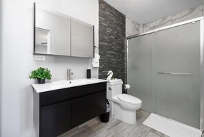 Dusj, hårføner, håndklær og såpe