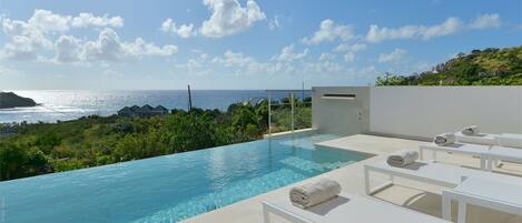 Piscine à débordement