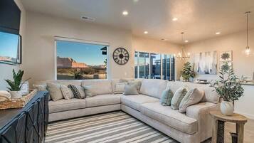 Una Smart TV, videojuegos, una oficina