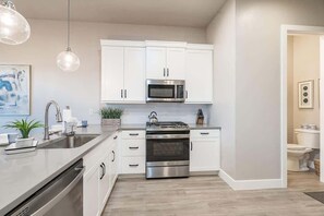 冰箱、微波炉、烤箱、炉灶