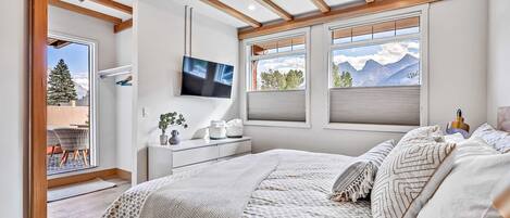 3 bedrooms, desk, iron/ironing board, travel cot