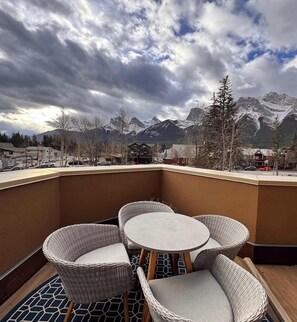 Outdoor dining - Raven's Nest - Perfectly Located on Main Street (Canmore)