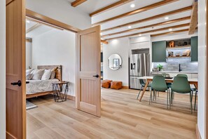 3 habitaciones, escritorio y tabla de planchar con plancha 
