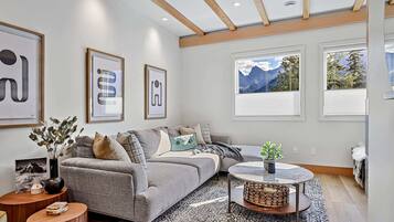 Smart-tv, eldstad och kontor