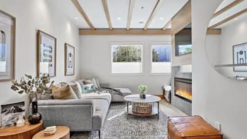 Smart-tv, eldstad och kontor