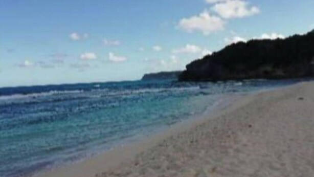 A beach with clear blue water and a sandy shore. - LES FLAMBOYANTS LA PETITE MAISON CRÉOLE (Anse-Bertrand)