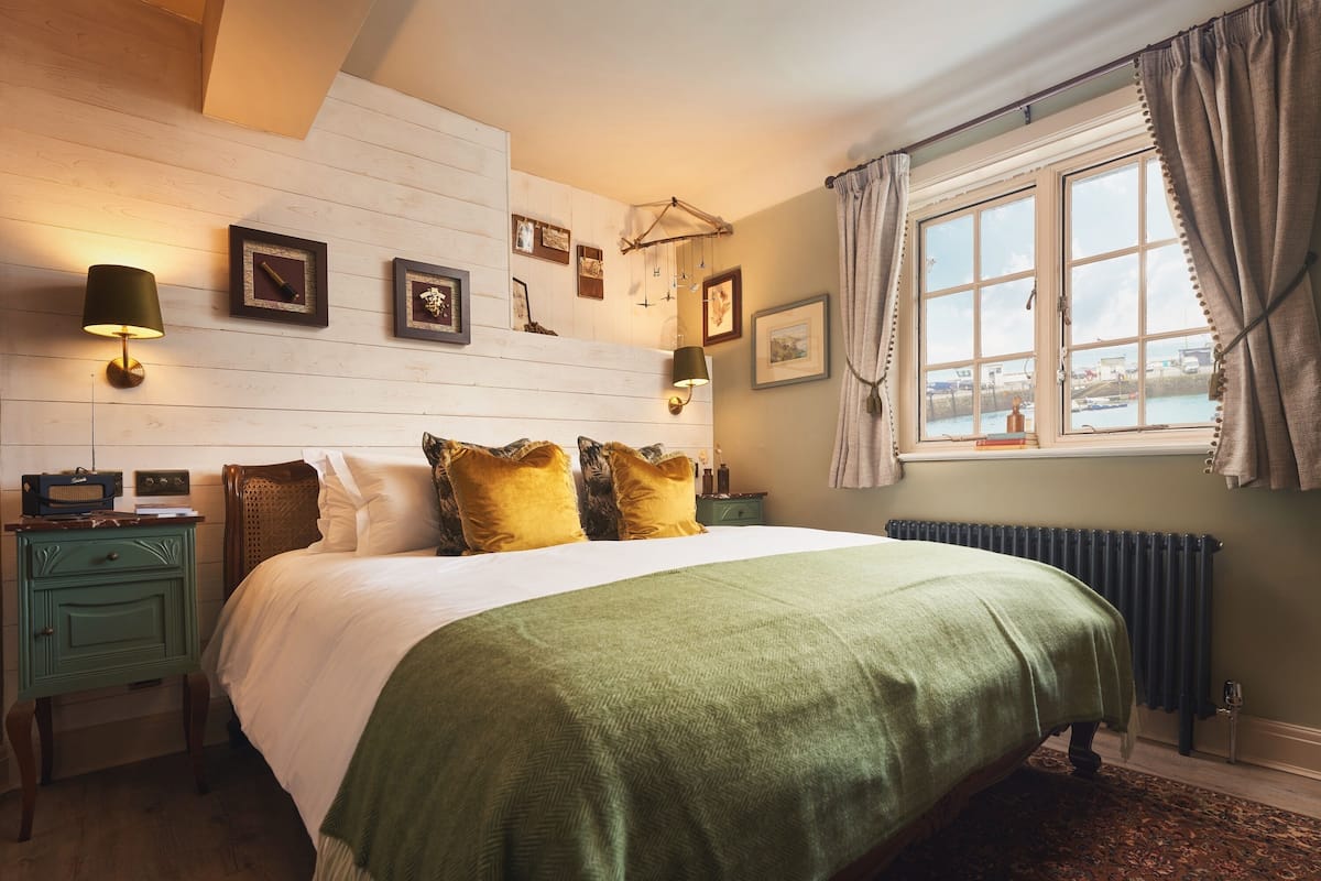 Signature Double Room | Minibar, iron/ironing board (on request), WiFi (free), bed sheets