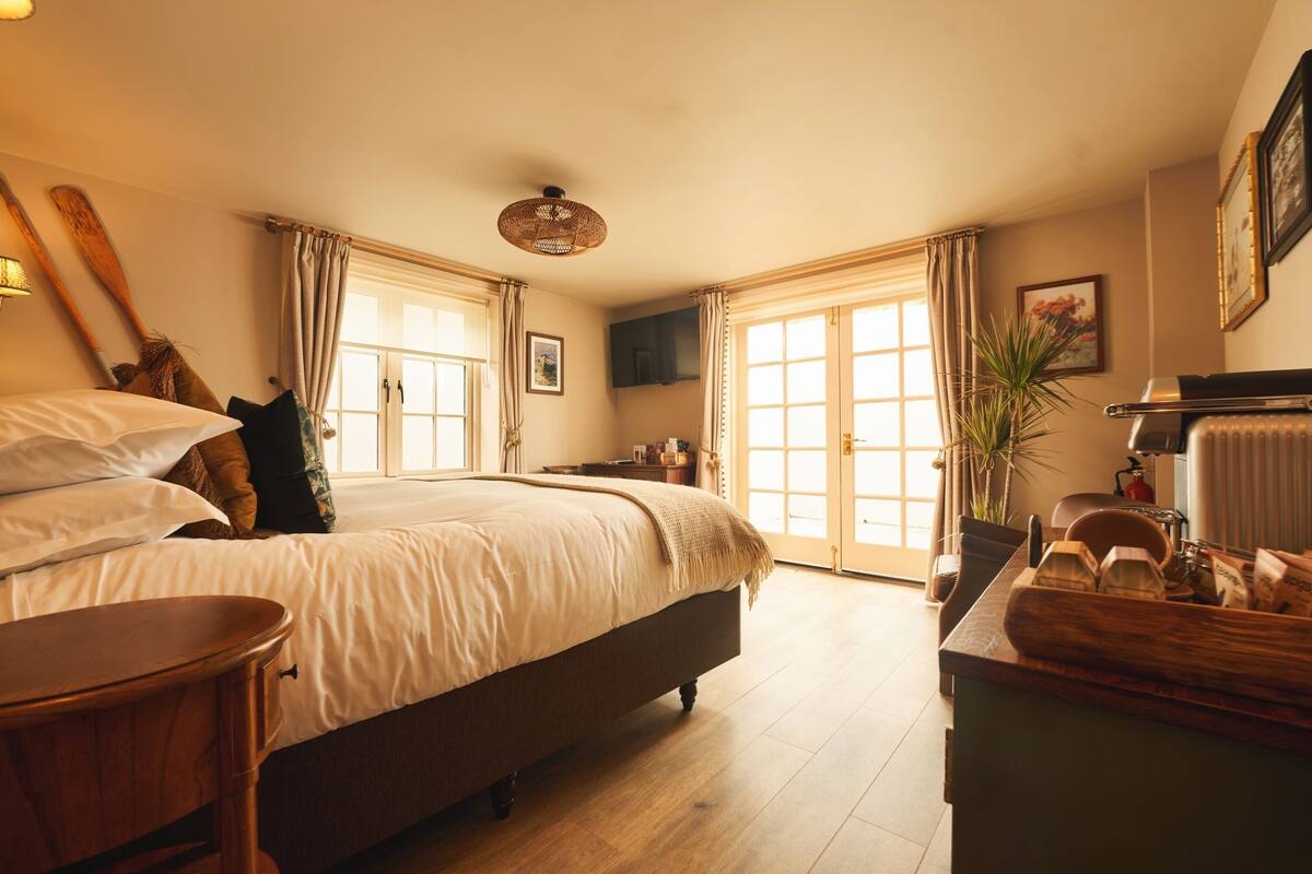 Standard Double Room | Minibar, iron/ironing board (on request), WiFi (free), bed sheets