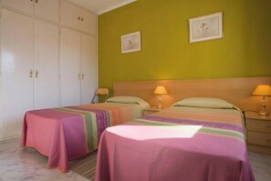 5 chambres, coffre-fort, fer et planche à repasser