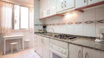 Frigorifero, microonde, forno, piano cottura