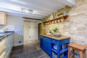 Jääkaappi, uuni, liesi, astianpesukone