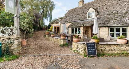 Romantic one bedroom self catering accommodation in the Cotswolds - The Hayloft