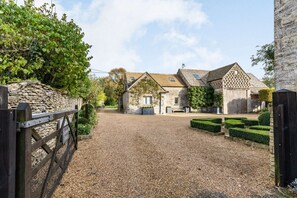 Exterior - Romantic one bedroom self catering accommodation in the Cotswolds - The Hayloft (Cheltenham)