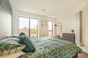 3 slaapkamers, een strijkplank/strijkijzer, reisbedje, wifi