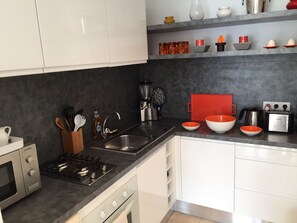 Kühlschrank, Mikrowelle, Ofen, Herdplatte