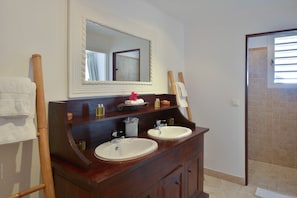 Dusche, Haartrockner, Handtücher