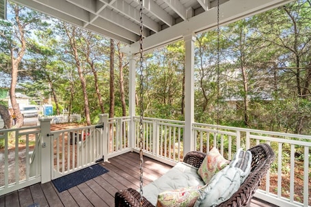 Terrace/patio. 0.2 miles from the beach In the heart of Seagrove